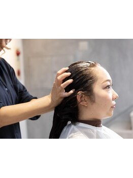 ヒト幹細胞培養液×エクソソーム配合で頭皮に集中的にうるおいを与え、健やかな髪へ導くLAKOLAのヘッドスパ