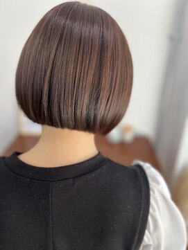 ペイジヘアー(paige hair) ブラウンほんのりピンクぱっつんボブ