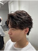 大人の抜け感を演出する、今トレンドのフェザーパーマ