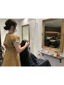 マンツーマンだからこそ一人一人に向き合う丁寧なカウンセリングと、髪質やクセを見極めたカット技術が◎