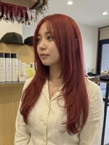 チオ(Chio) 鮮やかに目を引く「高発色チェリーレッド×レイヤーロング」