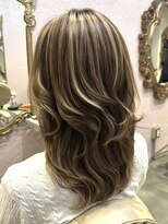 フッタ(Futta)&nbsp;ハイライトミディアムレイヤー×くびれヘアスタイル