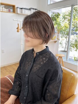 コムヘアー(COM HAIR) ミニショート。アッシュベージュ。