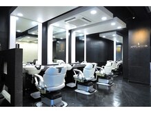 アプローゼン(APPLAUZEN)の雰囲気（白と黒を基調としたシックな店内大人の秘密基地の様なサロン）