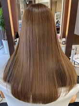 ブリーチ歴がありハイトーンカラーで傷んだ髪も、表面のキューティクルを整えることでツヤを取り戻します♪