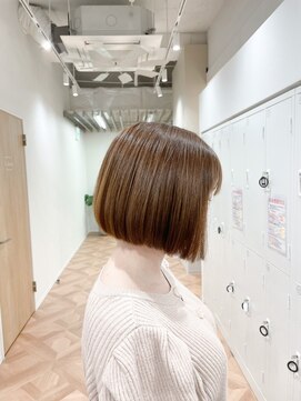 モルニ(MORNI) 髪質改善トリートメント_マロンベージュ Aラインボブ かきあげ