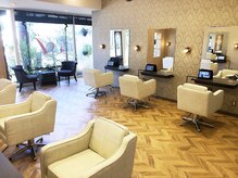 アーリアエスウーノ(A:ria es uno)の雰囲気（明るい店内♪[インナーカラー/ブリーチなしカラー/白髪染め]）