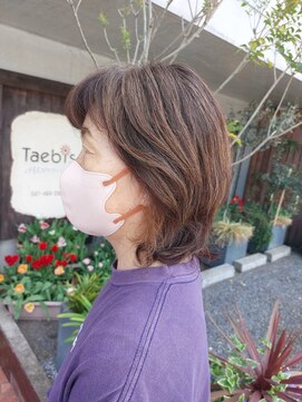 タエビスアリッサム(Taebis Alyssum) ミディアムレイヤー(白髪ぼかし、ミディアムパーマ)