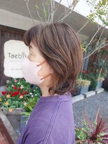 タエビスアリッサム(Taebis Alyssum) ミディアムレイヤー(白髪ぼかし、ミディアムパーマ)