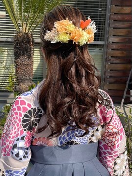 ナカオコアフュール(NAKAO COIFFURE) 着物アレンジ　巻髪ハーフアップ　金箔×造花