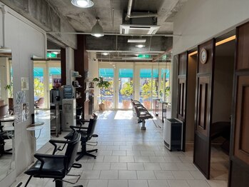 ボサコ 伊予店(Bosaco)の写真/白を基調とした落ち着きのある空間を演出◎丁寧な接客と開放感のある店内で癒されるアットホームなサロン*