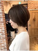 ピンクベージュレイヤーボブニュアンスカラー外ハネボブショート