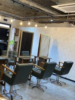 ヴェチカ 京橋店(Vechika)の写真/【京橋徒歩3分】美容室が苦手な方に◎カントリー調の温かい雰囲気の空間で気さくなスタッフがお出迎え＊
