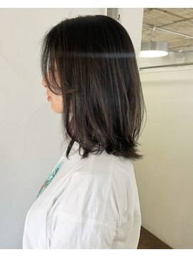 タヴィ(Tavi) 前髪長めのミディアムレイヤースタイル/外ハネボブ/くびれヘア
