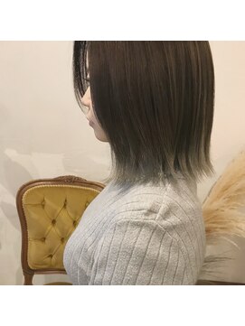 マウロア(MAULOA) “裾カラー グラデーション ぷっつんボブ シルバー”中西英美子