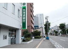 3.北海道銀行さんを過ぎまして右手に円山小学校のある通りを大通り方面に南へ、、もう少しです。