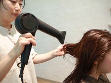 【お仕上げとアフターカウンセリング】髪を整え、お悩み解決のプランをスタイリストからご説明します。