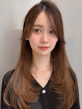 アグノス 青山(Agnos) 前髪こなれヘア斜めバングセミディ艶感薄めバングワンカール