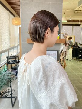 イロプラスソイ(iro + soi) ▲プツッと耳掛けミニボブ×オリーブベージュ▲