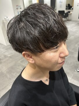 ヒュイル バイ ニアウ(Hwyl by Niau) メンズマッシュセンターパートスパイラルパーマニュアンスパーマ