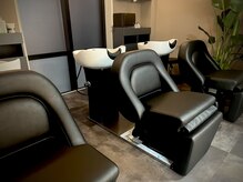 マカロ バイアクロス(MaCaro. by across)の雰囲気（フルフラットのシャンプー台で極上のひとときを！）