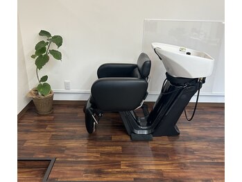 EN-i hairsalonの写真/アットホームな空間で、あなたの悩みに寄り添います♪斜めになるシャンプー台で極上の癒やし体験を！