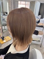 アナ ラーナ(Anna Lanna)&nbsp;ブリーチカラー、外ハネぱっつんカット、ミルクティー