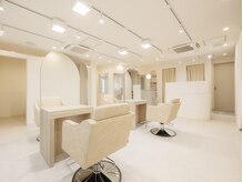 リノア(Linoa)の雰囲気(開放感のある広々とした落ち着きのあるサロン)