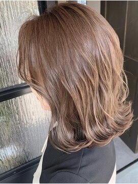 穀雨(Kokuu) グレージュ切りっぱなしボブ前髪ありミニボブミルクティベージュ