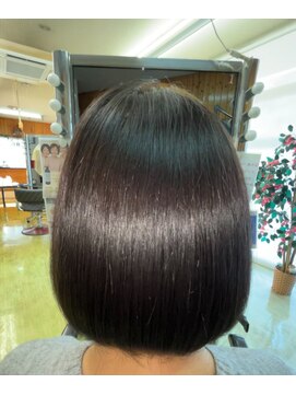 白髪染めを続ける中ですぐ気になる髪がパサつくトップがぺたんこ