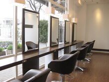 キッカ(CHICCA)の雰囲気（清潔で明るい店内。窓の外の箱庭は、癒し効果も◎≪小倉≫）