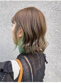 推し色グリーンインナーカラー カーキベージュ切りっぱなしボブ