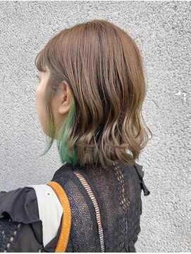 マノハル(MANOHARU) 推し色グリーンインナーカラー カーキベージュ切りっぱなしボブ