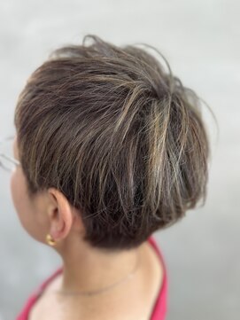 レヴィア(REVIA) ショートボブハイライト白髪ぼかしブリーチ