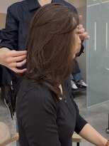 ウェイズトウキョウ 新宿店(Ways TOKYO)&nbsp;ミディアムレイヤー　毛流れヘア　かき上げ前髪