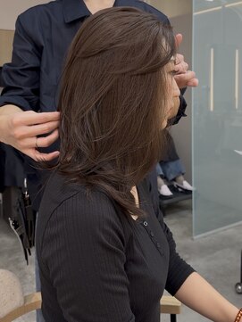 ウェイズトウキョウ 新宿店(Ways TOKYO) ミディアムレイヤー 毛流れヘア かき上げ前髪