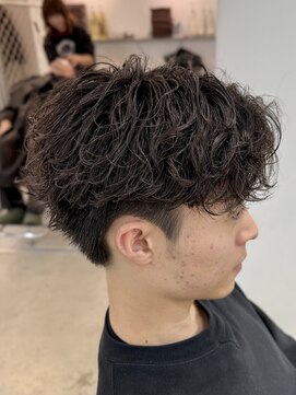 バーン(Boum.) センターパートシャドウパーマ