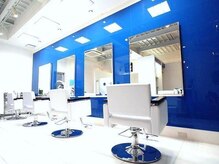 セラ ヘアー(SERA HAIR)の雰囲気（開放的な高い天井に、鮮やかなブルーが印象的な店内。）