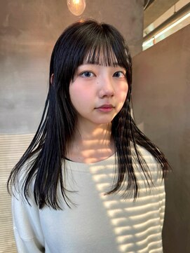 テトヘアー(teto hair) 黒髪、ミディアムロングレイヤースタイル前髪パッツン