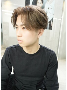 ピア ヤクイン(Pia Yakuin) センターパートとベージュカラーで色気抜群◎