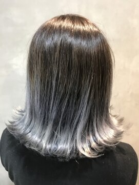 ジーナ(XENA) 外ハネグレーアッシュ