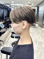 メモリーズ 表参道(Memories)&nbsp;40代50代60代耳かけショート前髪なしハンサムショート白髪ぼかし