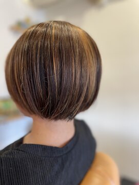 スノウ(snow) ハイライトたっぷりな白髪ぼかしな刈り上げボブ