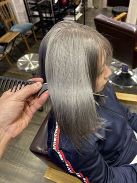 カルフール ロコ 草加西口店(Carrefour LOCO) リタッチブリーチと中間ブリーチ後のシルバーカラー　ムラ修正