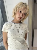 ブリーチハイトーンブロンドカラー顔周りレイヤーハッシュカット