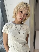 ノラ シンディ(NORA CYNDY)&nbsp;ブリーチハイトーンブロンドカラー顔周りレイヤーハッシュカット