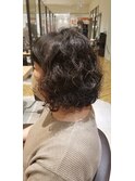 ウェーブしっかりめのパーマスタイル