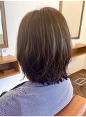 カーキ×まとまりやすいレイヤーボブでふんわりおしゃれヘア