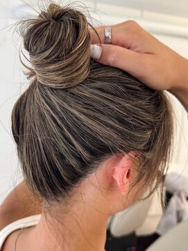 ノラ ウメダ(NORA UMEDA) インナーハイライト細いハイライト地毛ハイライトヘアアレンジ