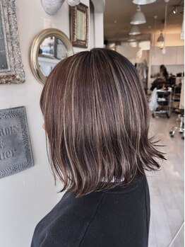 美容室 ビィー ヘアー 大谷地店の写真/【大谷地駅1分☆】≪カット+トリートメント+ヘッドスパ¥5500≫白髪を”隠す”から“魅せる”へ♪